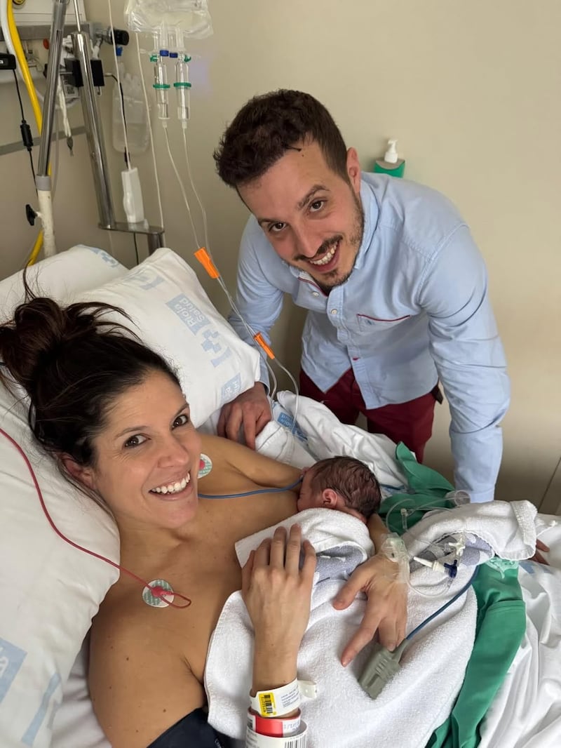 Chef Caro junto a su esposo y bebé en el hospital.