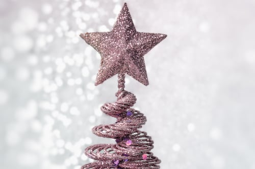 ¿Adiós estrella en el árbol? La tendencia de Navidad que arrasa este 2025 y todos están amando (hasta los famosos ya se unieron)