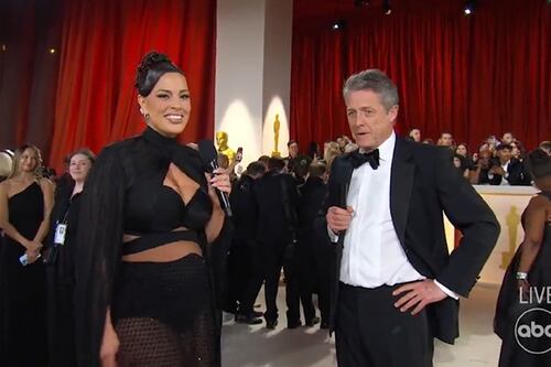 La peor entrevista de la historia: Hugh Grant protagoniza el momento más incómodo del Oscar