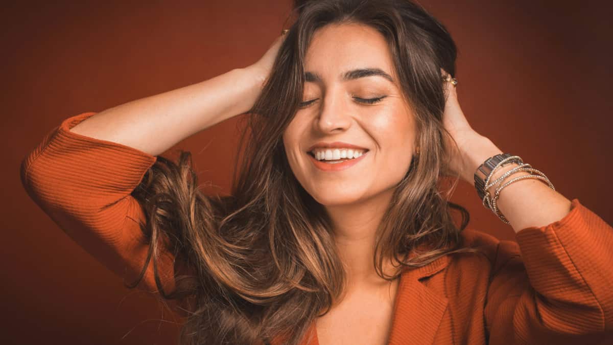 Llegó el momento de decirle adiós a las mechas rubias y apostar por la frescura y naturalidad de los tonos chocolate.