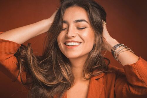 ¡El fin de los rubios! Las mechas ‘milk chocolate’ arrasarán por aportar juventud y elegancia