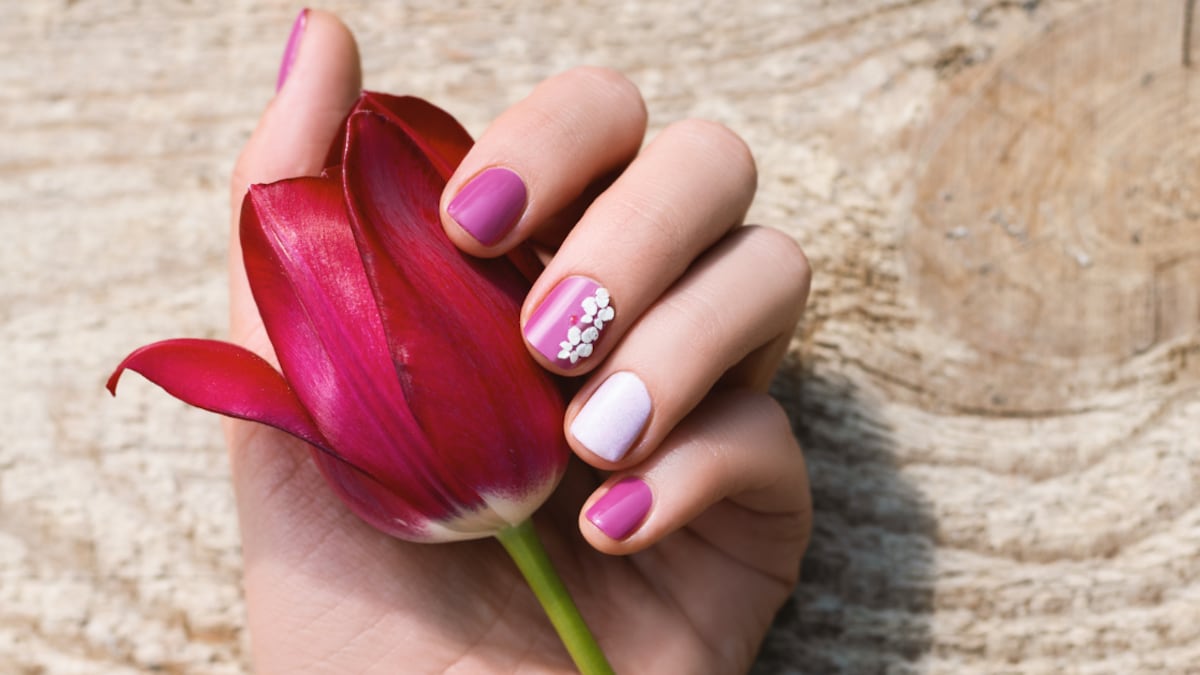 5 ideas de uñas con flores que son diferentes a lo que ya viste antes