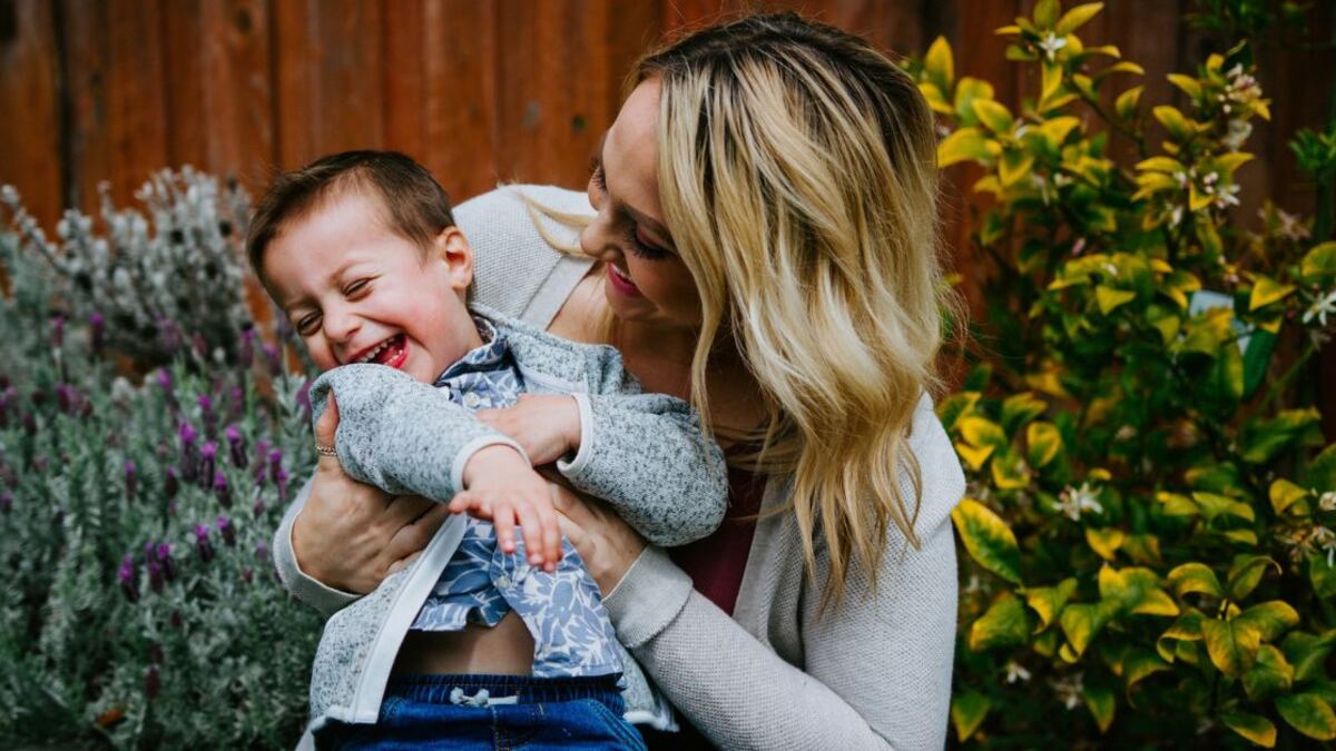 Los niños se siente amados con la atención y mimos de sus padres