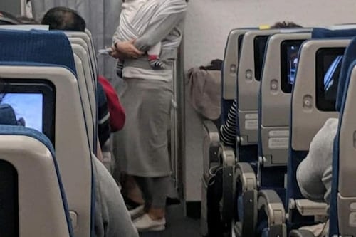 Madre regala “kit de supervivencia” a pasajeros de vuelo por si su bebé llora durante el viaje
