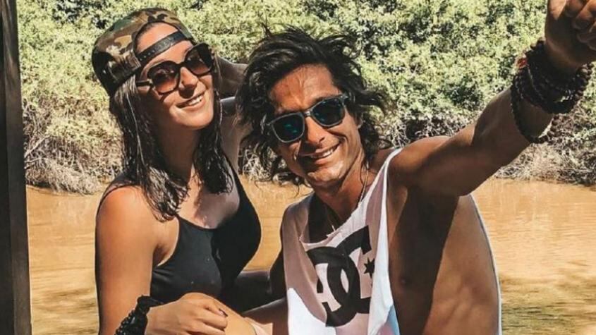 A dos meses de cumplirse la repentina muerte del periodista de viajes Claudio Iturra, la influencer Kel Calderón se realizó un tatuaje en su mano izquierda, en recuerdo de los cinco viajes que realizaron juntos, a través de su agencia Masai Travel.