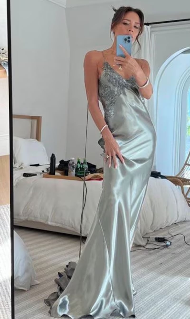 El look de Victoria Beckham en la boda de su hijo que tacharon de inapropiado