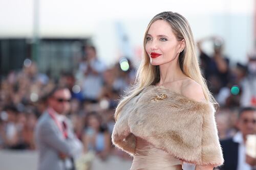 El detalle oculto que revelaría la verdad detrás del sorprendente cambio de look de Angelina Jolie