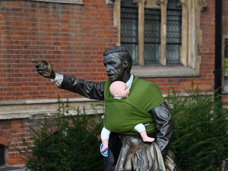 Movilización en Europa: La campaña que puso bebés en las estatuas para exigir licencias de paternidad dignas