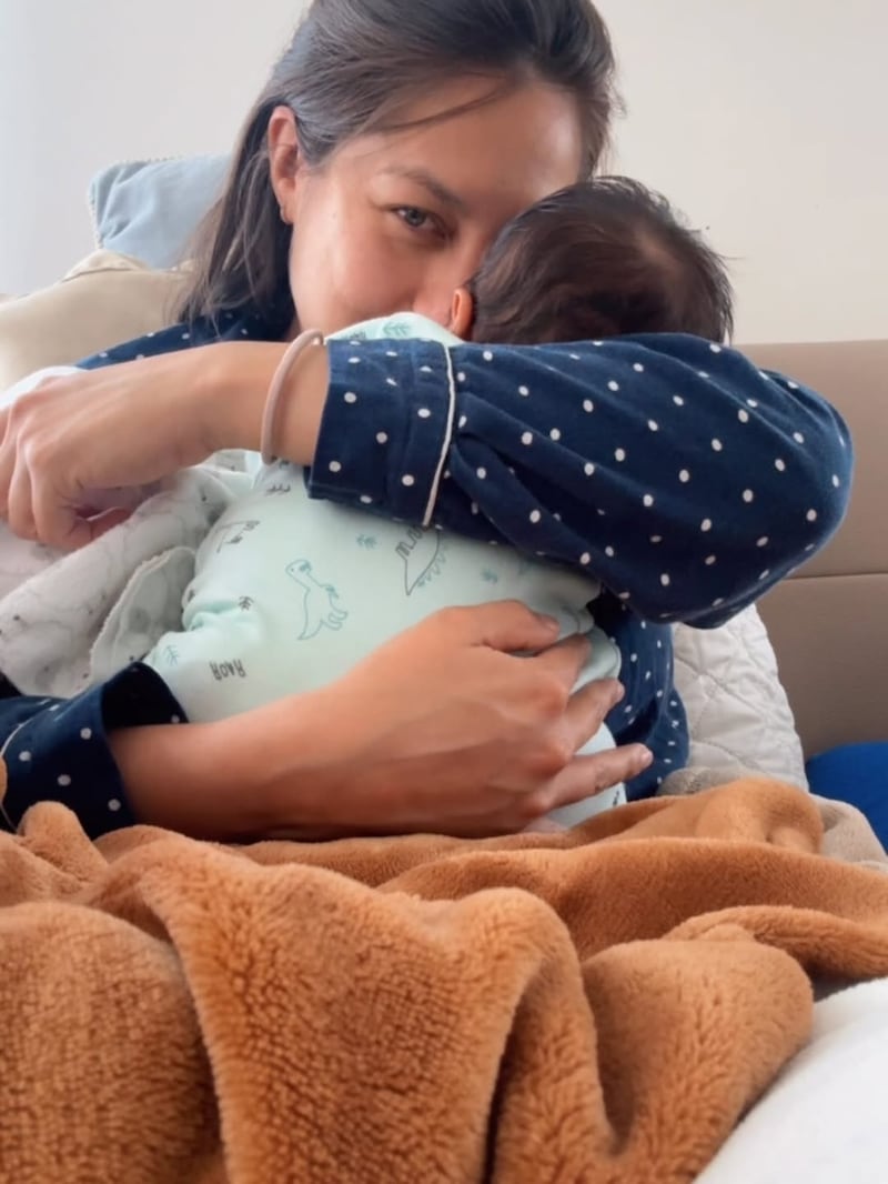 Andrea Báez junto a su bebé