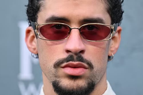 Bad Bunny preocupa a fans al llegar con canas y bastón a la Met Gala 2026 ¿Cuál es su estado de salud?