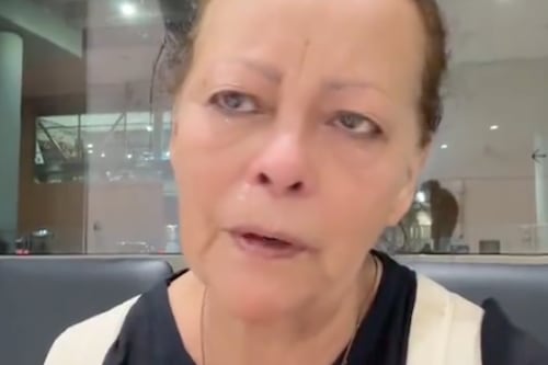 Mujer llora desconsolada en el aeropuerto porque su hija la  abandonó:  “Se le olvidó que yo venía a visitarla”