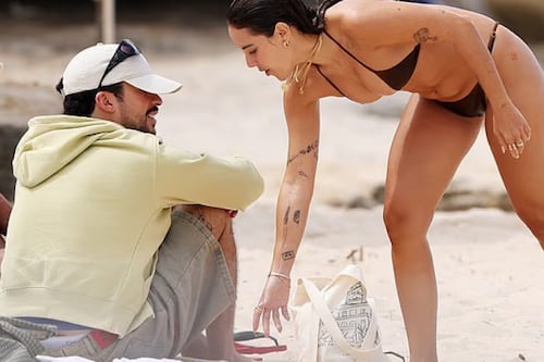 Captan a Bad Bunny y Gabriela disfrutando de playa en Australia