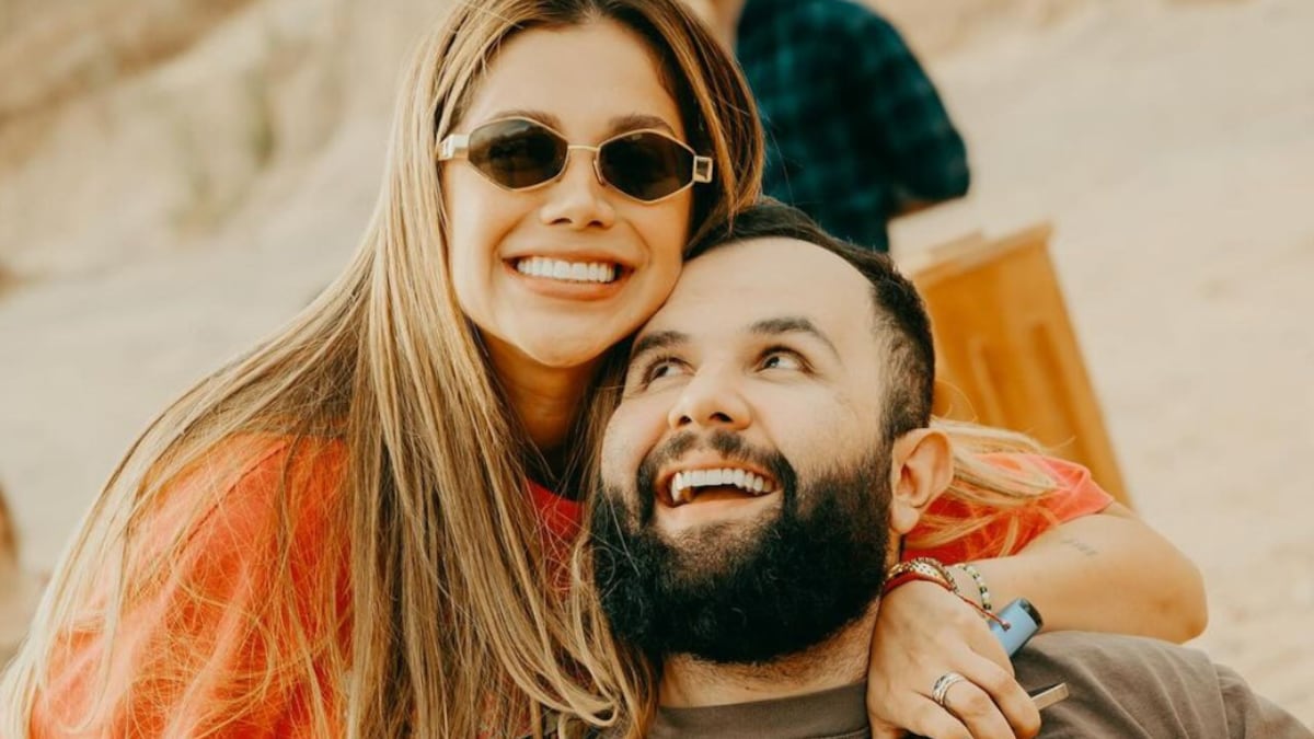 La novia de Carín León impactó con su belleza en la fiesta del cantante.