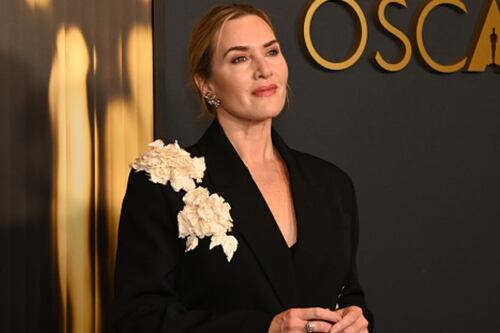 Kate Winslet soltó el vestido y superó en elegancia con americana y pantalones en los Globos de Oro 2025