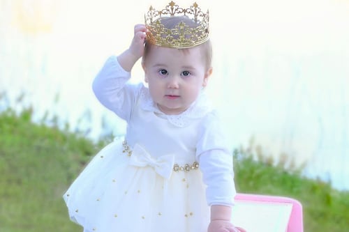 ¿Estás esperando a una bebé? Estos son 10 nombres para niña que significan princesa