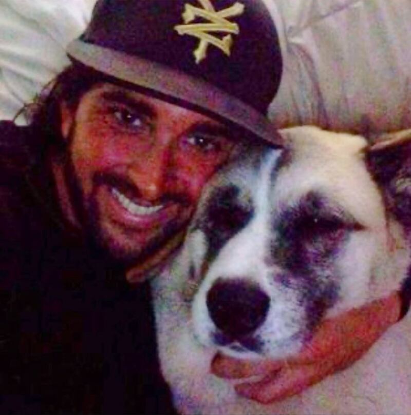 Arturo Longton junto a su perrita Tábata