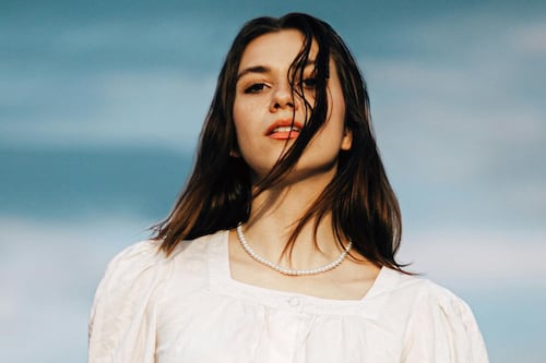 ¿Qué son las blusas ‘nido de abeja’? La tendencia que arrasa como la más buscada: es elegante y favorecedora