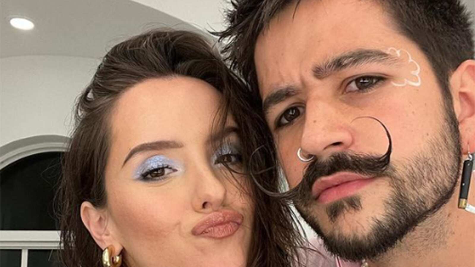 Camilo y Evaluna son criticados por su estilo al vestir.