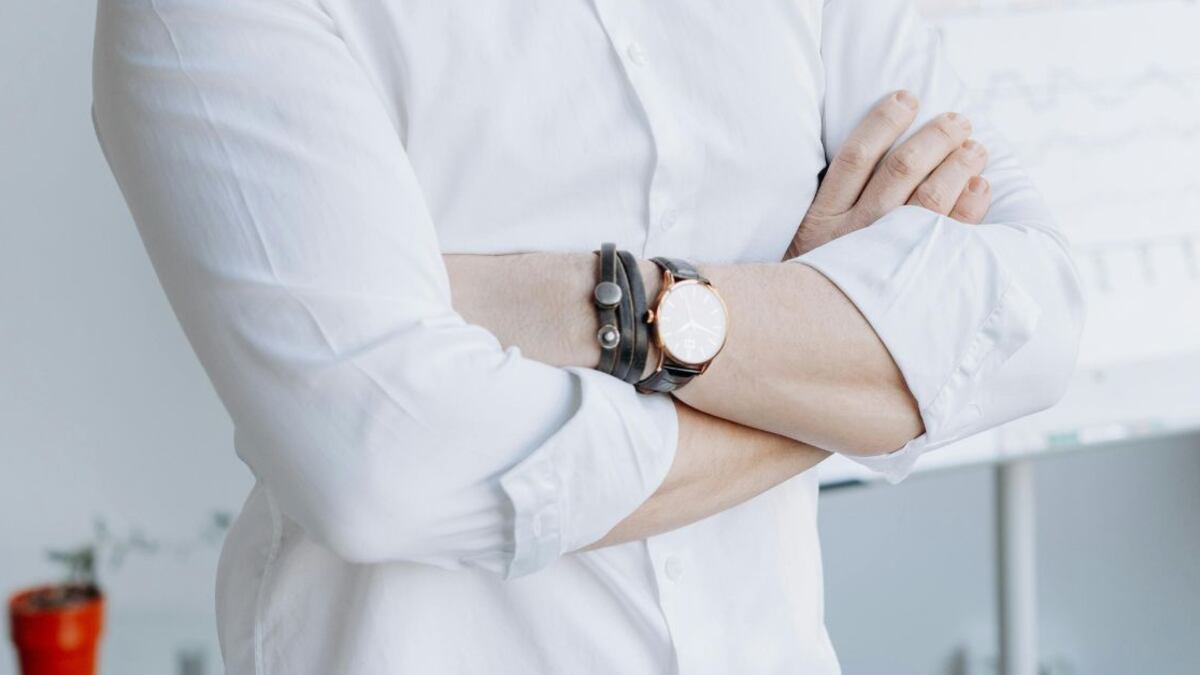 Hay muchas razones por las que un hombre cruza los brazos