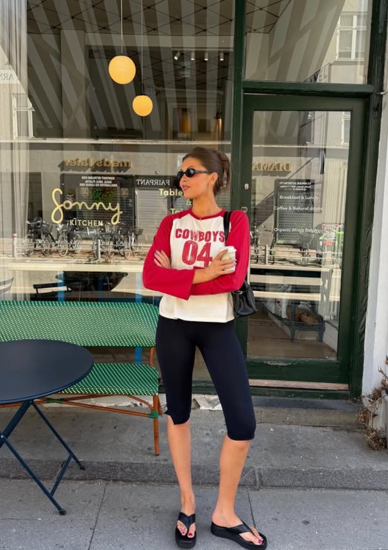 ¿Qué es una camiseta ‘raglan’? La nueva tendencia que promete un cambio chic y fresco a tu look