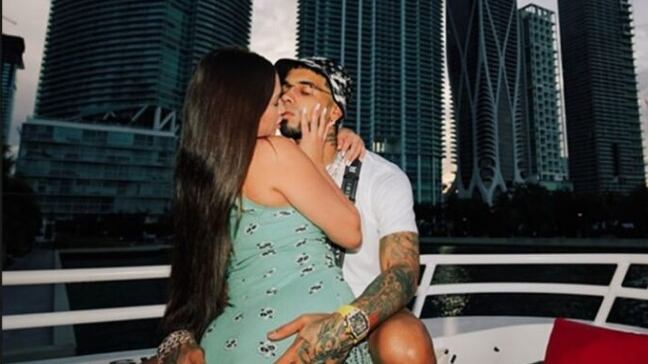 Anuel publicó una foto besándose con Laury Saavedra