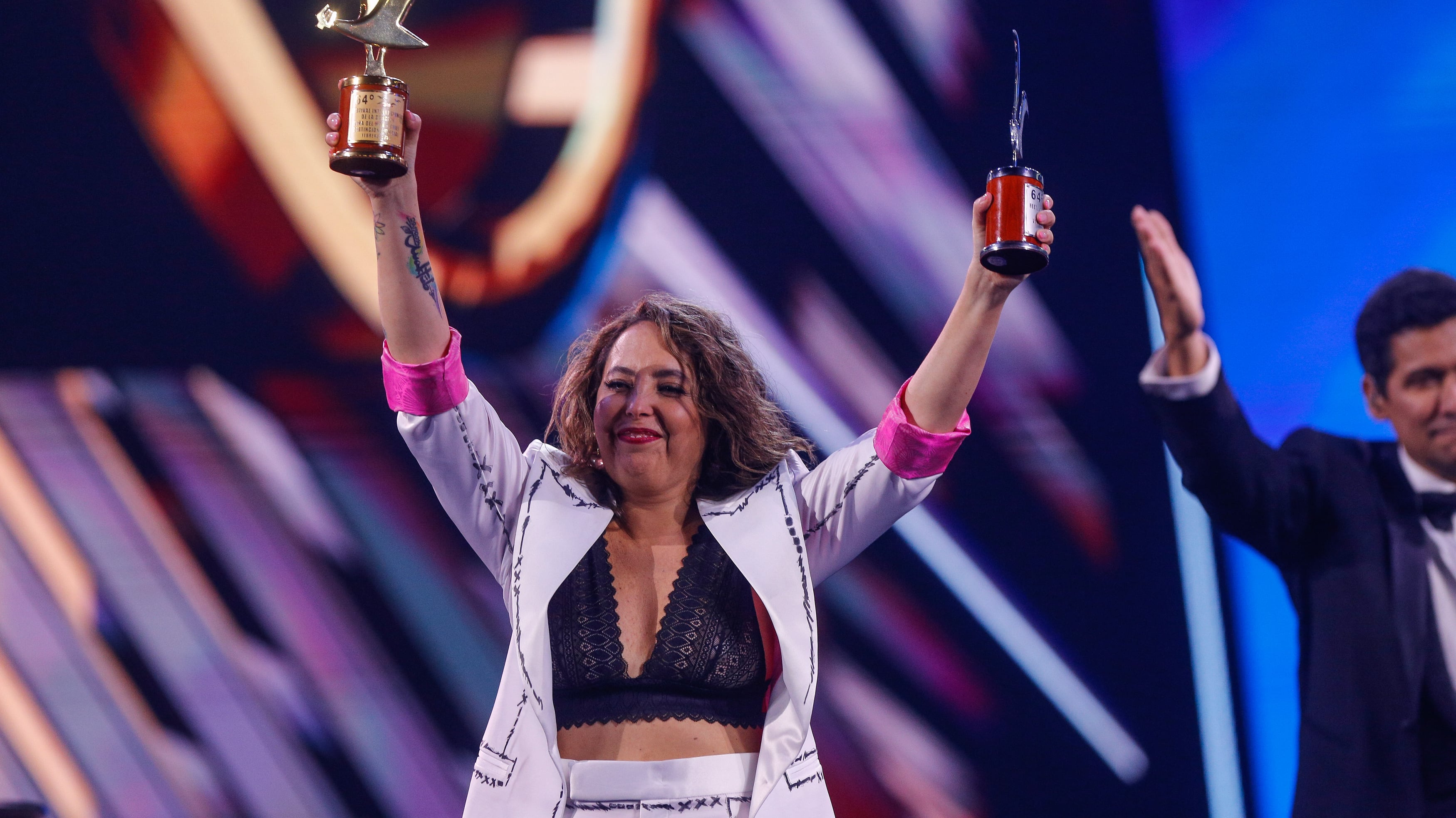 Chiqui Aguayo fue una locomotora de chistes, llena de remates y a toda velocidad en su segunda presentación en el Festival de Viña del Mar 2025. Y fiel a su estilo, los garabatos tampoco estuvieron ausentes en su rutina, al igual como la primera vez que debutó el año 2017.
De hecho, aprovechó de enviarle un recado al cantante Alberto Plaza, quien en aquella oportunidad fue su mayor crítico, precisamente por la cantidad de groserías que usaba para sacar carcajadas.
Y en tono de humor, que le valió las gaviotas de Plata y Oro, reflexionó respecto al lenguaje soez.
“Me da rabia el doble estándar del chileno p