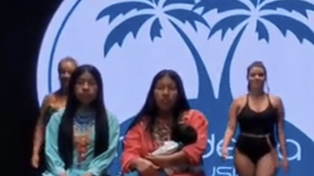 Indignación por mujeres indígenas y menor de edad exhibidos en desfile del Eje Cafetero