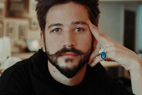 ¡La confusión más divertida! Camilo engaña a su vecina haciéndose pasar por otro famoso