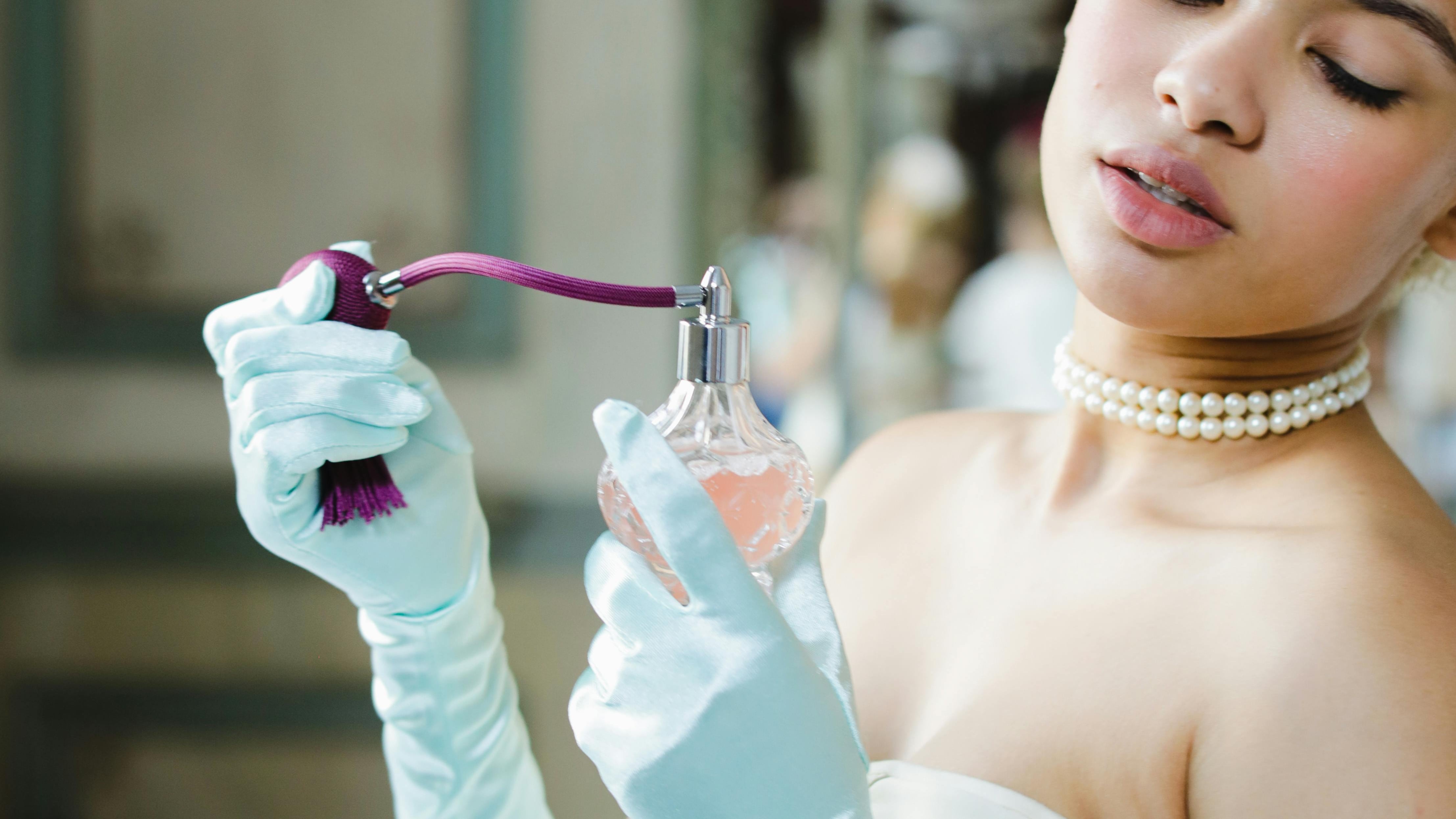 Esta es la razón por la que no deberías aplicar perfume en tu cuello.