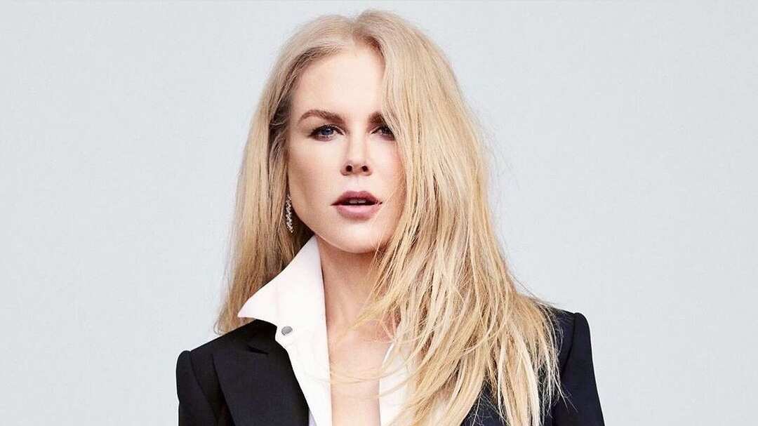 si alguien te dijo que llegar a los 50 es motivo para cortarte el cabello, entonces esa persona no sabe de moda, pues los estilistas opinan que el cabello largo se ve perfecto a cualquier edad y una embajadora de esa opción es Nicole Kidman, te dejamos algunas formas de peinarse que puedes adoptar.