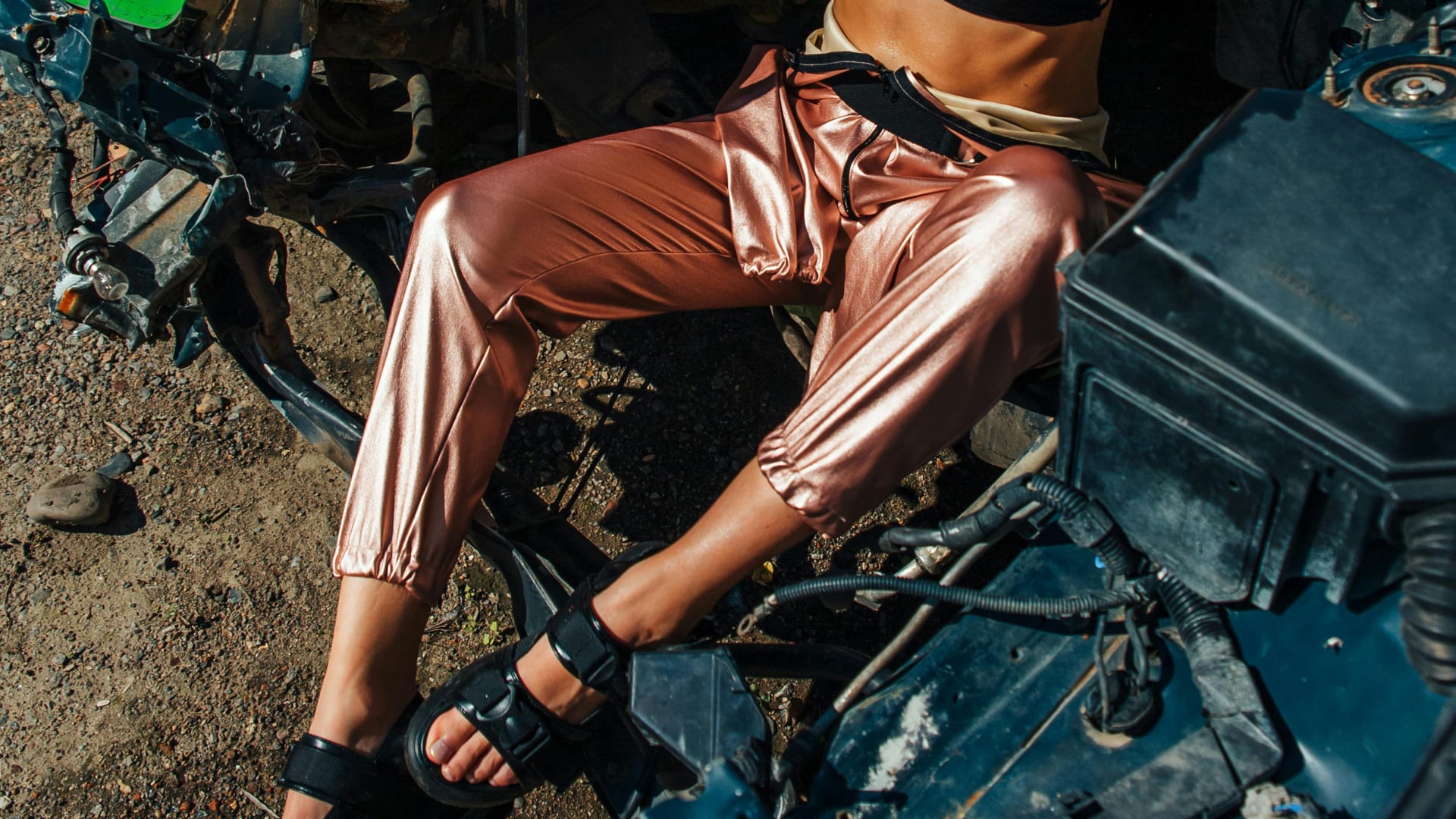 ¡Adiós mezclilla! Los pantalones de ‘satín’ prometen comodidad y elegancia en tu look