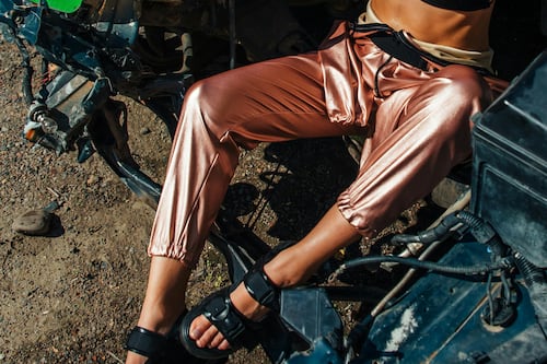 ¡Adiós mezclilla! Los pantalones de ‘satín’ prometen comodidad y elegancia en tu look: así se llevan