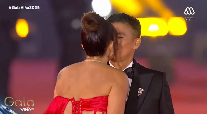 Cuando José Antonio Neme filtró “por error” el listado de invitados que pasarían por la Gala del Festival de Viña del Mar 2025, Yamila Reyna y Américo figuraban dentro de los primeros en pasar por la alfombra roja.
Pero, cuando no aparecían en pantalla todo indicaba que se habían arrepentido a último minuto de confirmar su romance en televisión abierto. Por suerte, no fue así.
A eso de las 22:15 fueron anunciados por el animador, y caminaron de la gala por la extensa red carpet del Sporting Club, dando cuenta que el amor los había flechado.
La argentina lucía un vestido rojo, mientras que él un elegante smoking. El público rápidamente comenzó a pedir el beso, a lo que ellos accedieron con un cuidadoso piquito.
En conversación con Neme, Américo confesó que estaba contento de dar a conocer el romance con la animadora.
“Son momentos que un hombre tiene que hacer. Estoy nervioso pero contento, muy contento”, dijo con una sonrisa y ojitos de enamorado.
“Me enamoré de ti y qué” agregó ella, en honor a la canción de su enamorado.