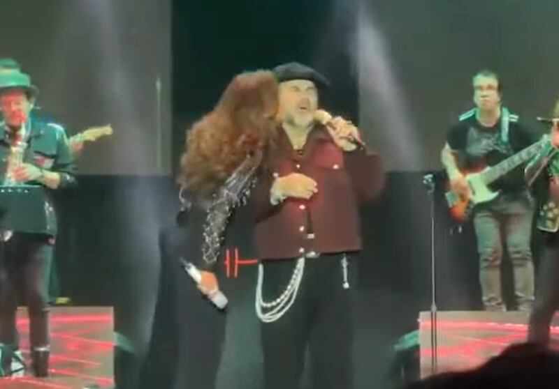 Beso de Lucero a Mijares