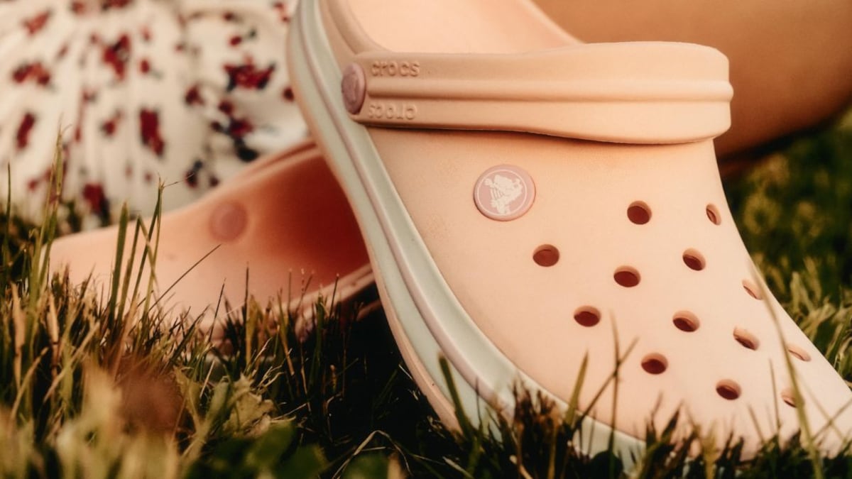 Las crocs arrasarán durante esta temporada de calor en looks casuales, pero chic