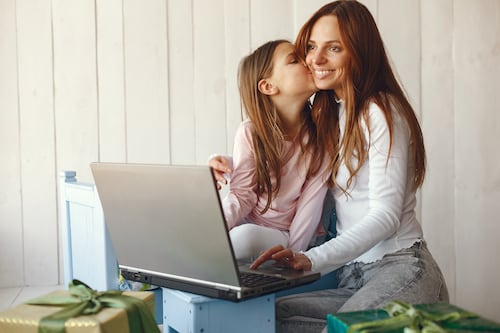 Las madres trabajadoras merecen más: el rol del gobierno y la sociedad