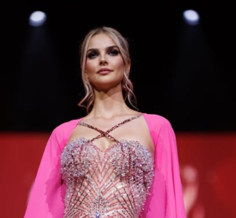 Brigitta Schaback llegó al aeropuerto dentro de una caja de Barbie, causando sensación en redes sociales.