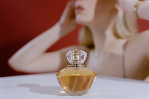 5 perfumes exclusivos que huelen a lujo y usan las mujeres de alto perfil