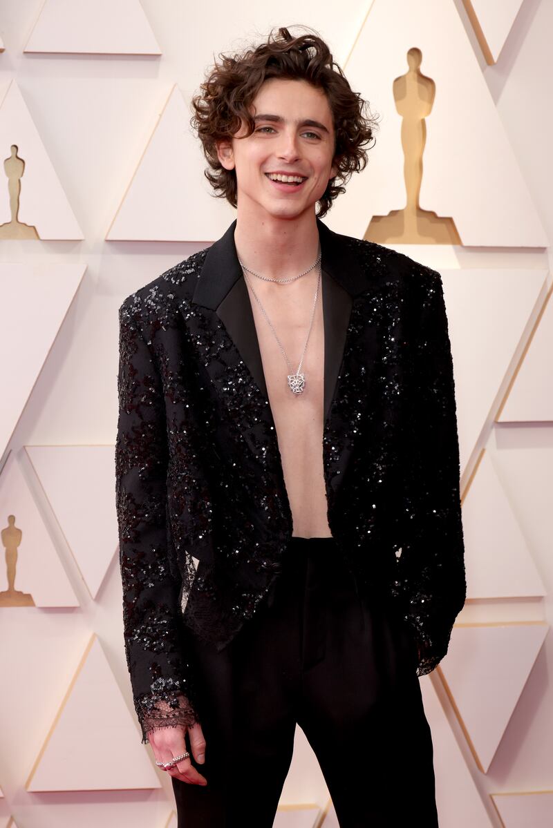 El actor estadounidense marca la moda con sus looks atrevidos y sexys.