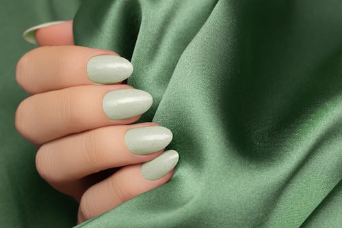 Manicura ‘forest green’ el diseño que evoca el espíritu navideño de forma elegante