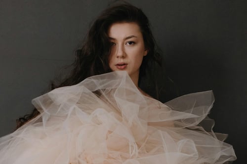 Este es el vestido que será furor en 2026: favorece a todas y oculta rollitos