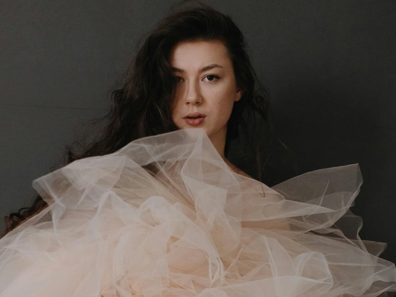 Este es el vestido que será furor en 2026: favorece a todas y oculta rollitos