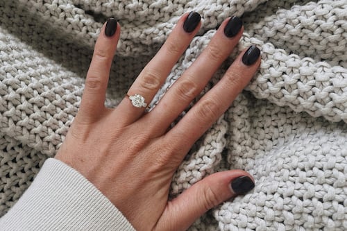 ¡Adiós al anillo clásico de compromiso! Las mujeres están eligiendo estas nuevas alternativas simbólicas