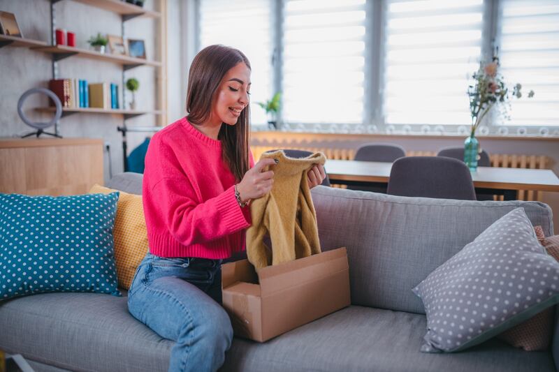 Mujer recibiendo productos del Hot Fashion de Walmart