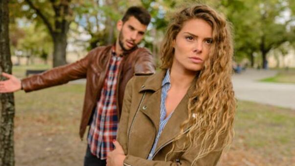 Pareja hombres mentirosos