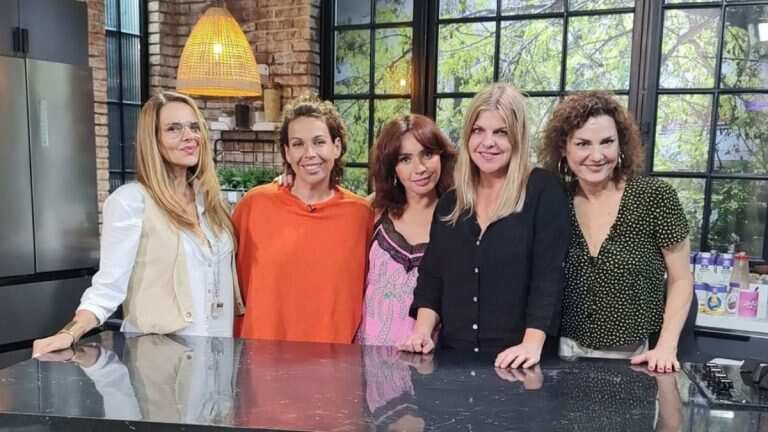 ras la salida de Andrea Hoffman y luego de que Aranzazú Yankovic tomara el mando de Milf, el show de TV+ sorprendió este lunes tras anunciar un nuevo rostro para su panel.
Se trata de la actriz Javiera Acevedo, quien debutó durante esta jornada en el programa con helados de regalo e inéditas historias de su nueva vida como madre tras la llegada de su hijo Kai.
“Cuéntanos. ¿Nos vas a estar acompañando?”, consultó Yankovic a lo que la influencer asintió con algo de nervios. “Sí, vamos a ver… vamos a ver si me aguantan, si estoy bien, quizás ya envejecí demasiado y ya no soy tan divertida”, expresó Acevedo.
“Amiga, somos mucho más viejas que tú aquí. Tú eres la más joven de todas”, reaccionó Berta Lasala dándole la bienvenida a su nueva compañera.