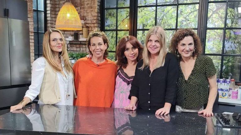 ras la salida de Andrea Hoffman y luego de que Aranzazú Yankovic tomara el mando de Milf, el show de TV+ sorprendió este lunes tras anunciar un nuevo rostro para su panel.
Se trata de la actriz Javiera Acevedo, quien debutó durante esta jornada en el programa con helados de regalo e inéditas historias de su nueva vida como madre tras la llegada de su hijo Kai.
“Cuéntanos. ¿Nos vas a estar acompañando?”, consultó Yankovic a lo que la influencer asintió con algo de nervios. “Sí, vamos a ver… vamos a ver si me aguantan, si estoy bien, quizás ya envejecí demasiado y ya no soy tan divertida”, expresó Acevedo.
“Amiga, somos mucho más viejas que tú aquí. Tú eres la más joven de todas”, reaccionó Berta Lasala dándole la bienvenida a su nueva compañera.