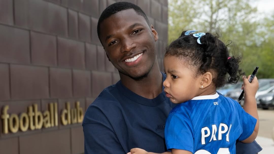 Moisés Caicedo junto a su hija