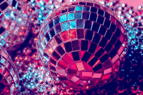 Uñas ‘disco’, la nueva tendencia de manicure ideal para quienes buscan algo realmente diferente