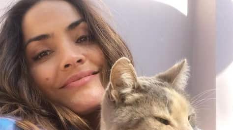 Carmen Gloria Bresky y su gatita, Atuna